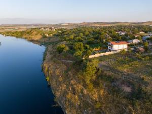 SomovaLaguna Nuferilor Habitat的河岸房屋的空中景观