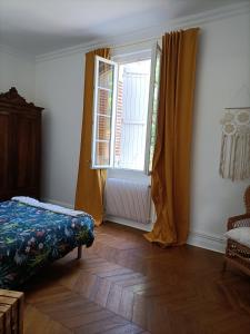 LamagistèreBellevue的一间卧室配有床和带窗帘的窗户