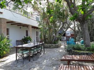 贝赫尔-德拉弗龙特拉Cortijo del Sueño的庭院配有桌椅和树木