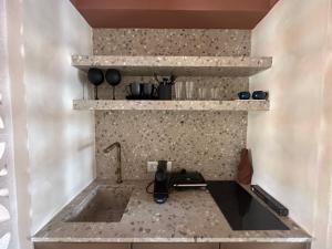 埃尔莫波利斯Igisó的厨房配有石制柜台和水槽
