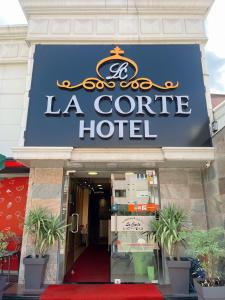 普里什蒂纳Hotel LaCorte Prishtina的大楼前的la centre hotel sign