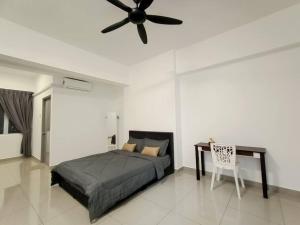 斯里曼绒Manjung CY Homey Stays The Venus Residence的一间卧室配有一张床和吊扇