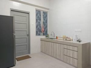 斯里曼绒Manjung CY Homey Stays The Venus Residence的厨房配有水槽和台面
