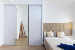 圣克鲁斯-德特内里费Plaza del Príncipe的卧室设有滑动玻璃门和1张床