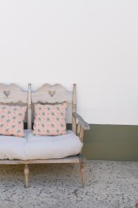 阿加尼尔Vumba Agroturismo的房间里的一张长凳和两个枕头