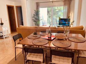 哈维亚Arenal Dream Javea, luxury beach apartment的客厅配有餐桌和椅子