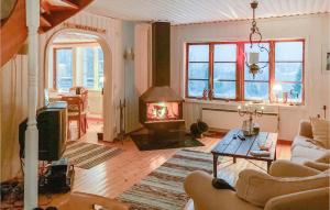 谢莱夫特奥Lovely Home In Skellefte With Kitchen的客厅设有壁炉和沙发。