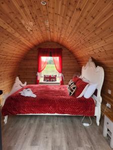 ThompsonThompson Hall Retreat的木制客房内的一张红色床