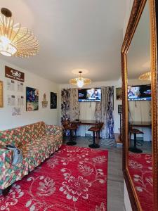 圣巴勃罗San Pablo laguna staycation的带沙发和镜子的客厅