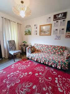圣巴勃罗San Pablo laguna staycation的带沙发和红色地毯的客厅