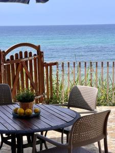 圣塔马里亚迪卡斯特Residenza Fontanelle-Beach Resort的海滩上一张桌子上放着水果