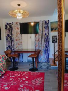 圣巴勃罗San Pablo laguna staycation的客厅配有桌椅和镜子