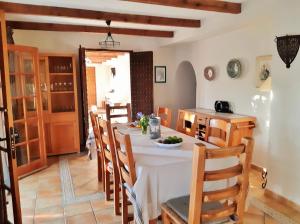 贝赫尔-德拉弗龙特拉Cortijo del Sueño的厨房以及带桌椅的用餐室。