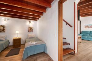 埃尔帕索Casita Ana的一间卧室设有两张单人床和一个楼梯。