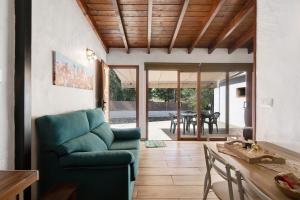 埃尔帕索Casita Ana的客厅配有蓝色的沙发和桌子