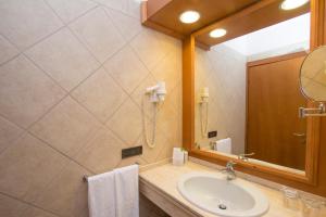 萨包迪亚Hotel Centrale的一间带水槽和镜子的浴室