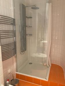 巴黎Full equiped house with garden的带浴缸和盥洗盆的淋浴浴室