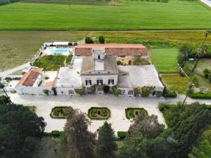 科拉托Masseria Villa Gioia的享有大庄园和房屋的空中景致