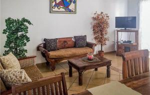 卡列罗港Villas Del Mar的客厅配有沙发和桌子