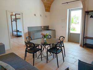 加利波利Torre Assunta Masseria的厨房以及带桌椅的用餐室。