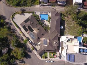 瓜拉派瑞瓜拉派瑞诺瓦酒店的享有带游泳池的别墅的顶部景致