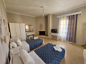 斯达林Tondoris Apartments的一间带两张床和一张沙发的客厅