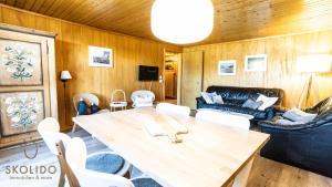 利德阿尔卑斯Haus Alpsegen, Riederalp Alpsegen Riederalp的客厅配有大型木桌和椅子
