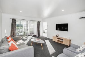 基督城Spacious Quality Apartment, Convenient Location的带沙发和电视的客厅