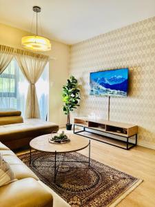 约翰内斯堡Moc Luxury Apartment的客厅配有沙发和桌子