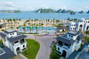 广宁LAS VEGAS HOTEL的享有带游泳池的度假村的空中景致