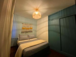 波哥大Trip Monkey Chapinero的一间小卧室,配有一张床和一个光线