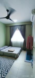 斗湖Homestay Tawau的一间卧室设有一张床和一个窗口