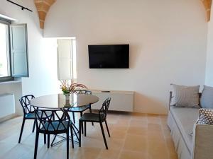 加利波利Torre Assunta Masseria的客厅配有桌子和沙发