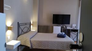 巴里Cconforthotels R&B Suite&Chic - SELF CHECK IN的一间小卧室,配有一张床和一台平面电视