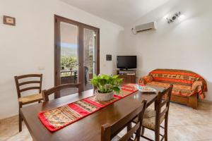 布杰鲁Casa Iperico的客厅设有餐桌和沙发