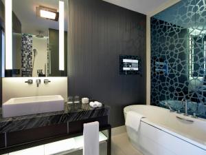 伊斯坦布尔艾美伊斯坦布尔艾提乐酒店的一间带浴缸和大镜子的浴室