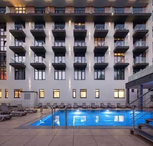 莫申Святий Шарбель的大楼前设有游泳池的酒店