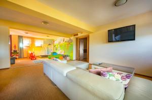 迪马诺卡多林纳拜斯特丽纳酒店的客厅配有白色沙发和平面电视。