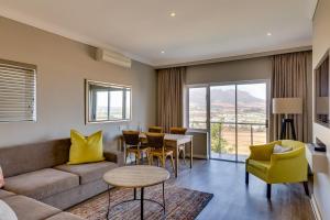 斯泰伦博斯Protea Hotel by Marriott Stellenbosch & Conference Centre的客厅配有沙发和桌椅