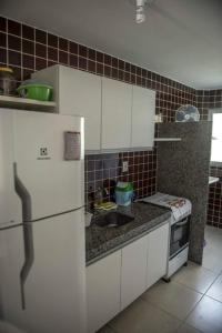塔曼达雷Flat Porto dos Carneiros的厨房配有白色冰箱和水槽