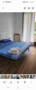 巴韦诺Casa Baveno的床上铺有蓝色床单和白色毛巾