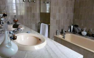 PollestresLa Gentoliere的浴室配有盥洗盆和浴缸。