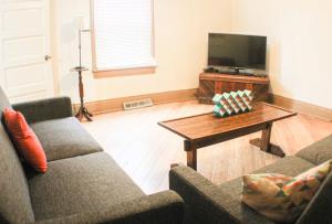 匹兹堡Comfortable Apartment - Pittsburgh's Little Italy的客厅配有两张沙发和一张咖啡桌