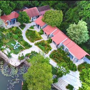 宁平Trang an green river homestay的享有红色屋顶房屋的空中景致