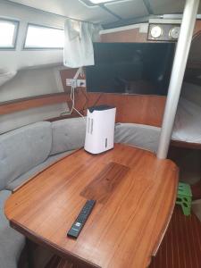 滨海迪沃Détente insolite sur un bateau a Cabourg的船顶上带遥控器的桌子