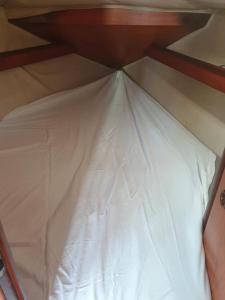 滨海迪沃Détente insolite sur un bateau a Cabourg的床上铺有白色床单