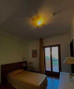 雷焦卡拉布里亚Hotel La Lampara的一间卧室配有一张床,天花板上拥有灯光