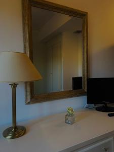 雷焦卡拉布里亚Hotel La Lampara的一张桌子上的一盏灯,上面有镜子