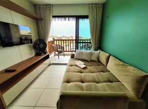 卡姆布库VG Sun Cumbuco Sea Breeze Vista Mar的带沙发的客厅和阳台
