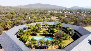 BoshoekSundown Country Estate的享有带游泳池的房屋的空中景致